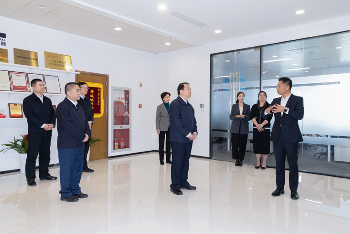 上海市长龚正一行察看AI知名人力资源服务公司九州ku游官网国际的AI赋能人力资源数据动态分析平台